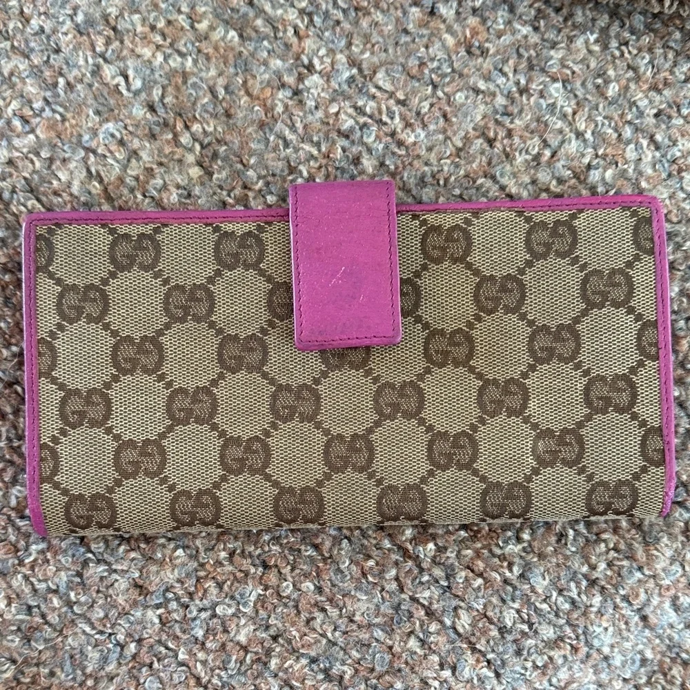 Gucci Tan and Pink Monogram Clutch - Picture 4 of 6